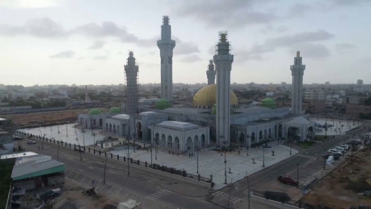 شاهد: مآذن عملاقة وقبة ذهبية.. داكار صارت تملك أكبر مسجد في إفريقيا الغربية