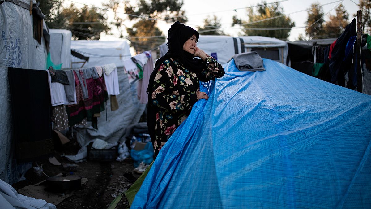حریق و شورش در اردوگاه لسبوس یونان؛ دولت پناهجویان را منتقل می‌کند