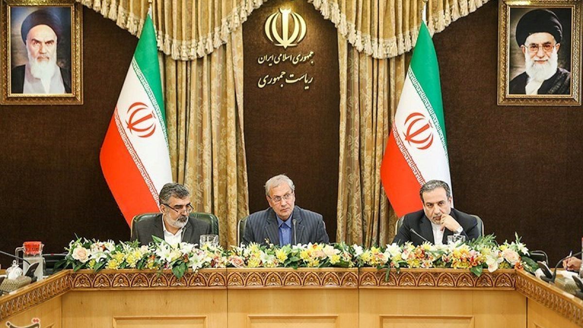 المتحدث باسم الحكومة الإيرانية علي الربيعي في وسط الصورة