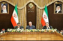 المتحدث باسم الحكومة الإيرانية علي الربيعي في وسط الصورة