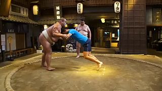 Джокович сразился с борцом сумо