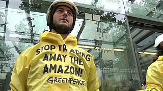 شاهد: نشطاء يتظاهرون في برلين احتجاجا على زيارة وزير البيئة البرازيلي