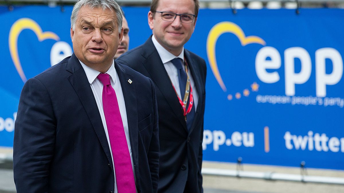 Várhelyi Olivér Orbán Viktort kíséri