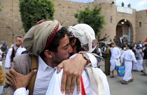 Un detenido abraza a un pariente después de ser liberado por los Houthis fuera de la prisión central de Sanaa, Yemen, el 30 de septiembre de 2019.