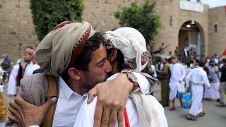 Un detenido abraza a un pariente después de ser liberado por los Houthis fuera de la prisión central de Sanaa, Yemen, el 30 de septiembre de 2019.