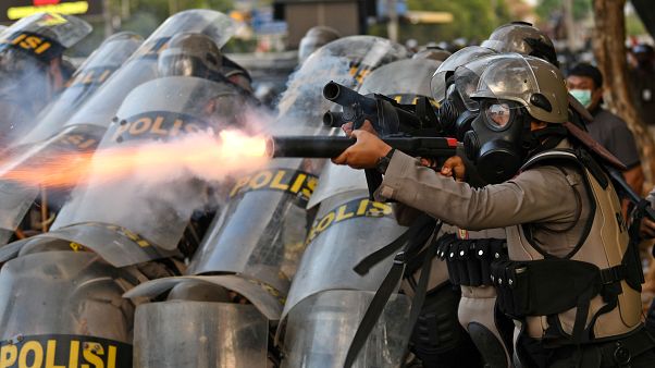 Endonezya'da zina yasası protestolarına polisten gaz bombalı müdahale Endonezya'da zina yasası protestolarına polisten gaz bombalı müdahale