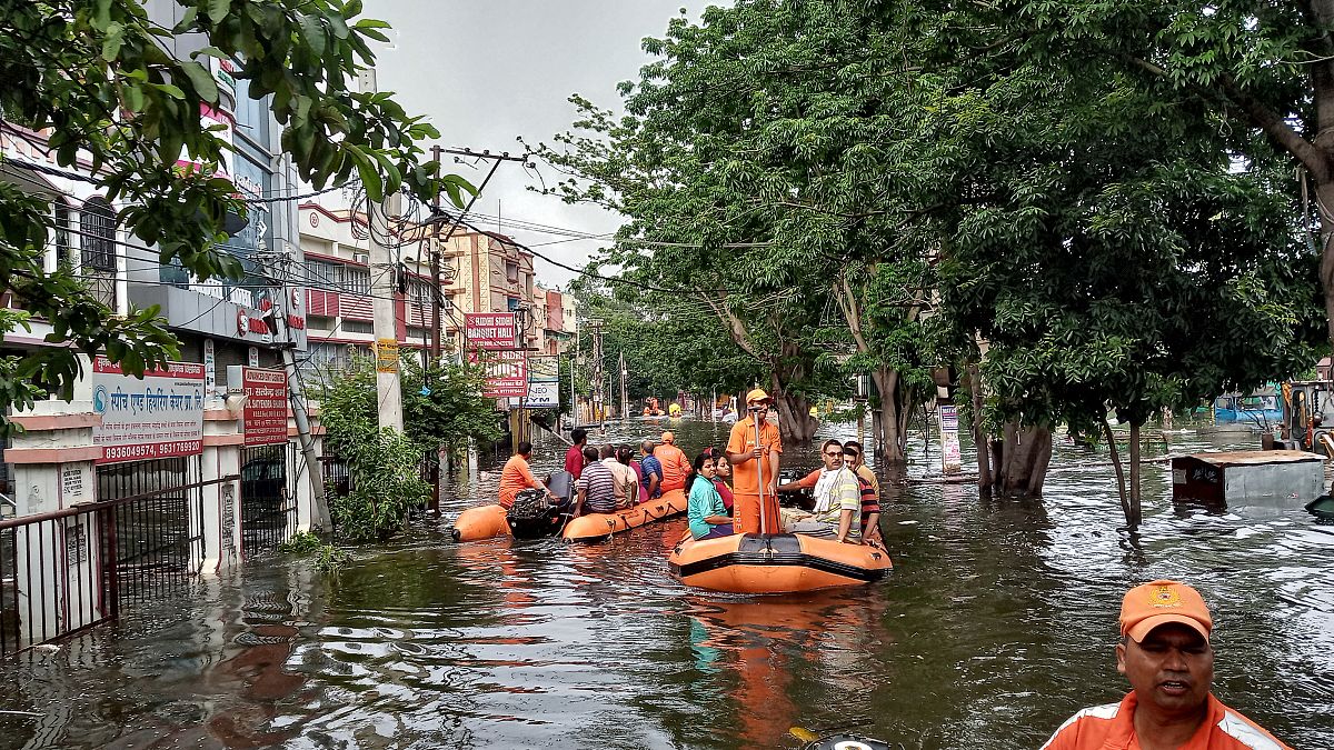 عمال الإنقاذ يخلون منطقة من السكان بعد الفيضانات 