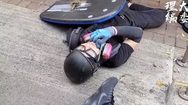 Hong Kong : un manifestant blessé durant la "journée de chagrin" Hong Kong : un manifestant blessé durant la "journée de chagrin"
