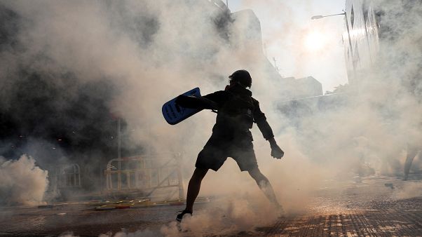 Scontri Hong Kong, poliziotto spara e ferisce gravemente un manifestante Scontri Hong Kong, poliziotto spara e ferisce gravemente un manifestante