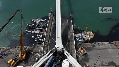 ویدیو؛ سقوط پل در تایوان روی قایق‌های ماهیگیری