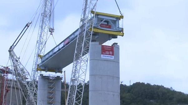 A helyére került a Morandi híd helyén épülő új viadukt első darabja A helyére került a Morandi híd helyén épülő új viadukt első darabja