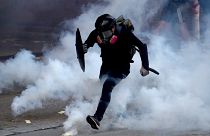 شاهد: صدامات عنيفة بين الشرطة الصينية ومحتجين في هونغ كونغ