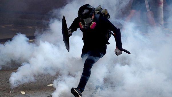 شاهد: صدامات عنيفة بين الشرطة الصينية ومحتجين في هونغ كونغ شاهد: صدامات عنيفة بين الشرطة الصينية ومحتجين في هونغ كونغ