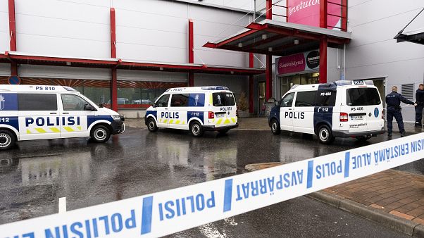 Terreur dans un lycée de Finlande : un homme tue et blesse avec un sabre Terreur dans un lycée de Finlande : un homme tue et blesse avec un sabre