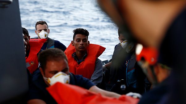 إنقاذ مهاجرين عالقين في عرض البحر المتوسط إنقاذ مهاجرين عالقين في عرض البحر المتوسط