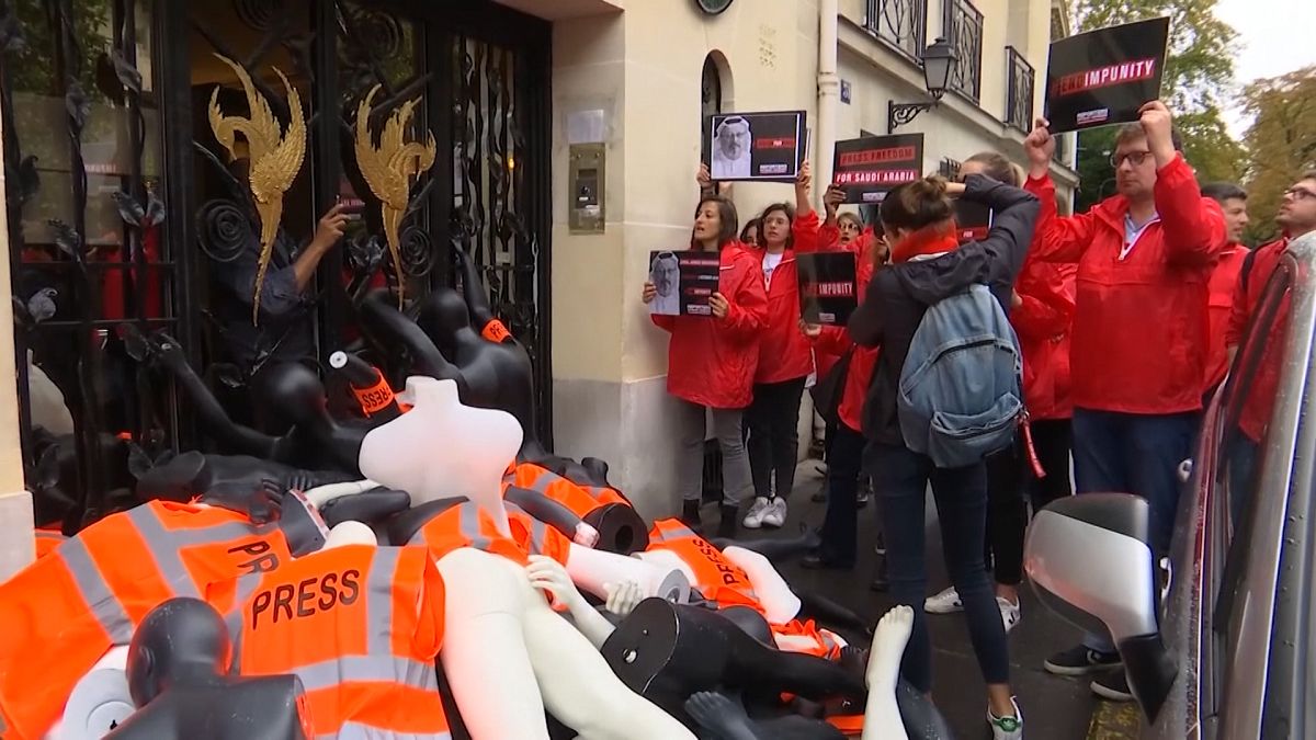  تجمع اعتراض آمیز خبرنگاران بدون مرز مقابل کنسولگری عربستان در پاریس