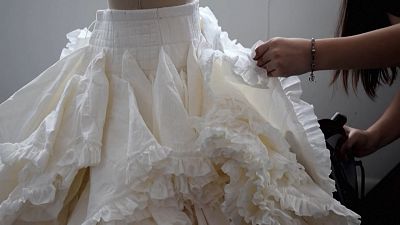 Ein Traum in weiß? Hochzeitskleider aus Klopapier