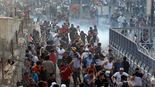 Irak'ta yolsuzluk protestosuna polis müdahalesi: En az 1 ölü, 200 yaralı Irak'ta yolsuzluk protestosuna polis müdahalesi: En az 1 ölü, 200 yaralı