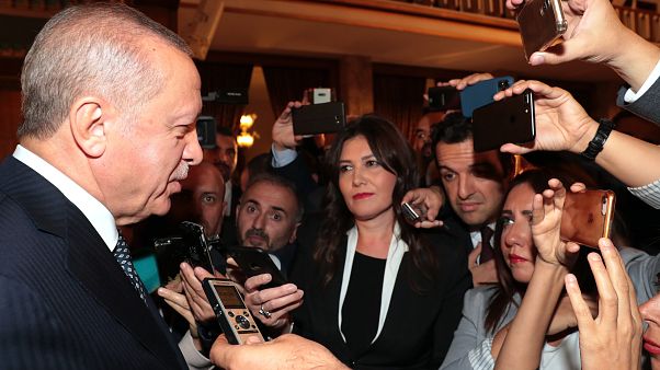 Türkiye Cumhurbaşkanı Recep Tayyip Erdoğan, 27. Dönem 3. Yasama Yılı'nın açılışı dolayısıyla TBMM'de verilen resepsiyona katıldı. Türkiye Cumhurbaşkanı Recep Tayyip Erdoğan, 27. Dönem 3. Yasama Yılı'nın açılışı dolayısıyla TBMM'de verilen resepsiyona katıldı.