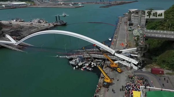 Обрушение моста на Тайване: есть жертвы Обрушение моста на Тайване: есть жертвы
