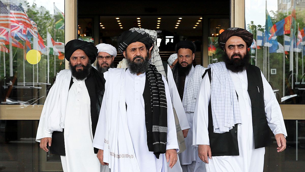 Molla Abdülgani Baradar (ortada) liderliğindeki Taliban temsilcileri. Moskova / Rusya