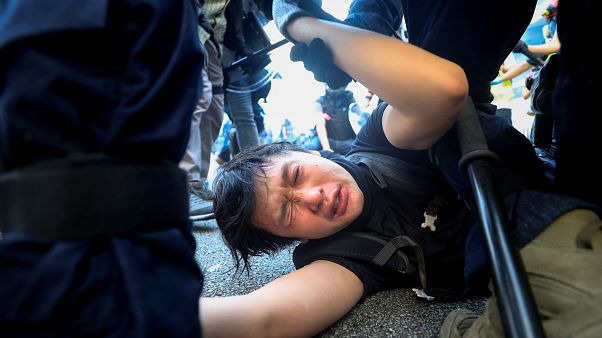 Hong Kong'da 1 Ekim gösterilerinin bilançosu: 100 yaralı, 180'den fazla gözaltı Hong Kong'da 1 Ekim gösterilerinin bilançosu: 100 yaralı, 180'den fazla gözaltı