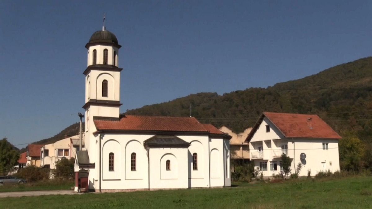 Derribar la iglesia que los serbobosnios contruyeron en el patio de su casa