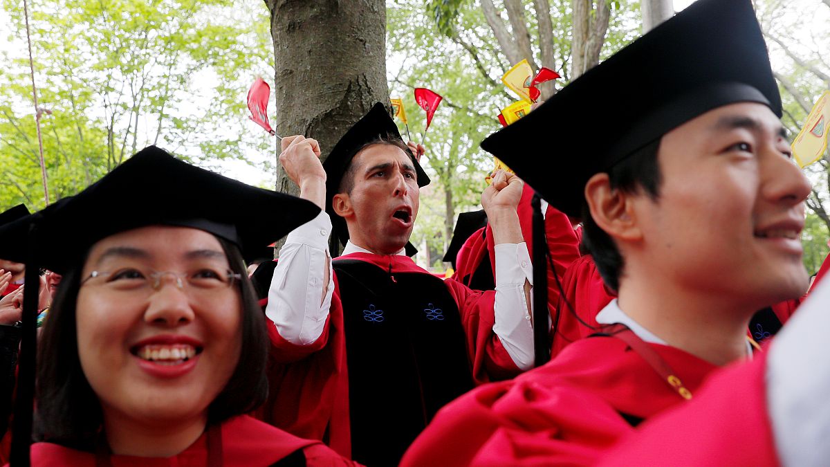 Harvard Üniversitesi öğrencilerinin diploma törenindeki sevinci
