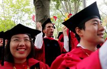 Harvard Üniversitesi öğrencilerinin diploma törenindeki sevinci