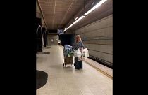 Mulher sem-abrigo canta ópera no metro