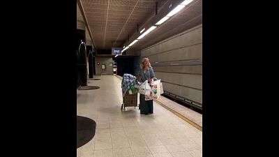 Mulher sem-abrigo canta ópera no metro