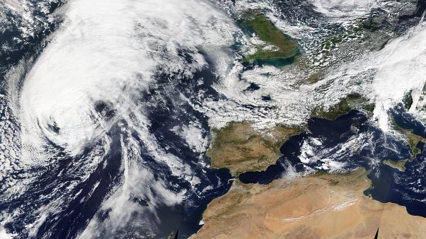 Lorenzo descomponiéndose tras su paso por las Azores Lorenzo descomponiéndose tras su paso por las Azores