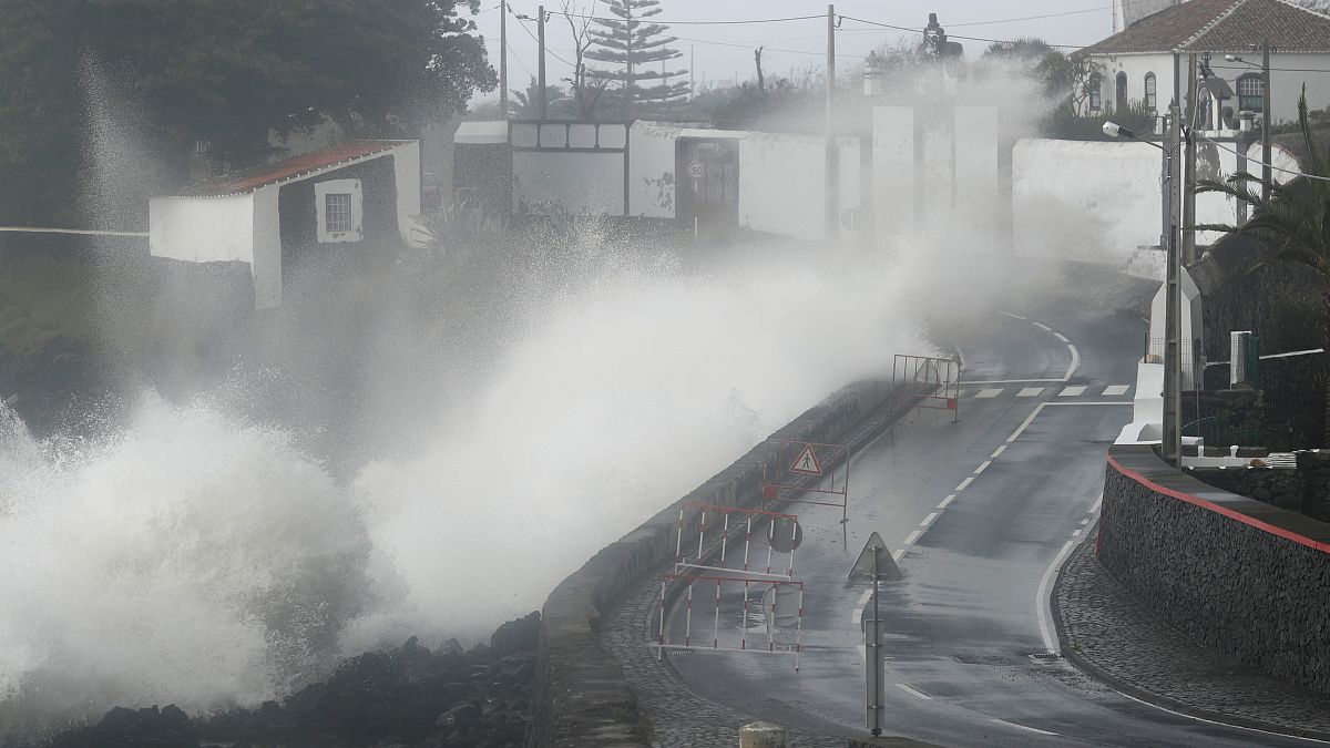 شاهد: الإعصار لورينزو يضرب جزر الأزور البرتغالية