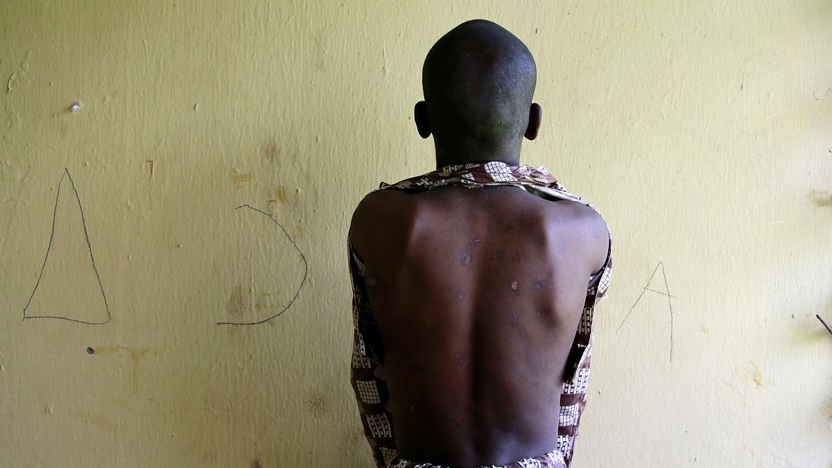 صبي يبلغ من العمر 12 عامًا ، أحدالذين أنقذتهم الشرطة من المدرسة إسلامية في نيجيريا