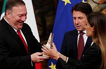 Die Frau störte einen Fototermin zwischen Pompeo und Conte