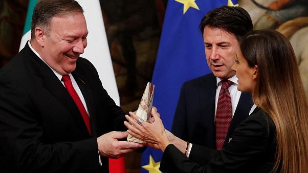 Die Frau störte einen Fototermin zwischen Pompeo und Conte Die Frau störte einen Fototermin zwischen Pompeo und Conte
