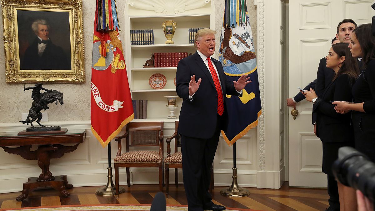 الرئيس الأمريكي ترامب يحضر مراسم أداء اليمين الدستورية لوزيرة العمل سكاليا في البيت الأبيض بواشنطن