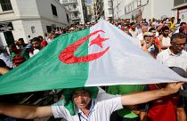 المتظاهرون يحملون العلم الوطني خلال احتجاج في الجزائر 1 أكتوبر/ تشرين الأول