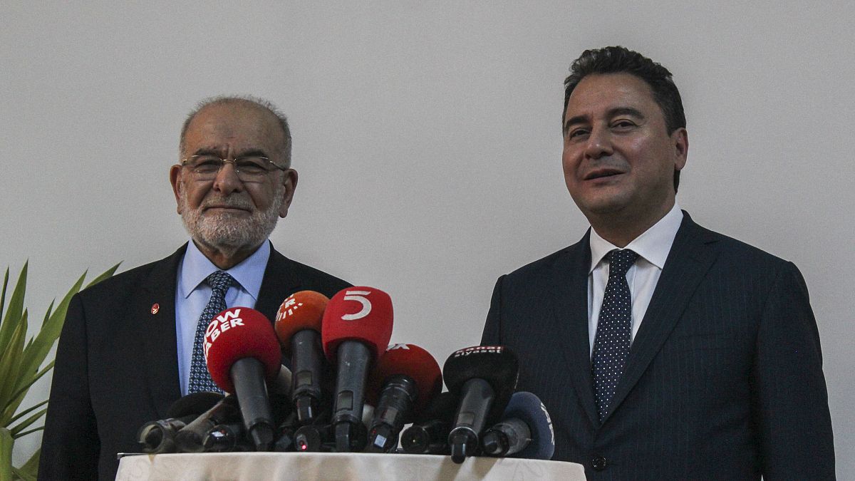 Saadet Partisi Genel Başkanı Temel Karamollaoğlu, "Türkiye'nin geleceği için lider ziyaretleri" kapsamında eski bakanlardan Ali Babacan ile görüştü