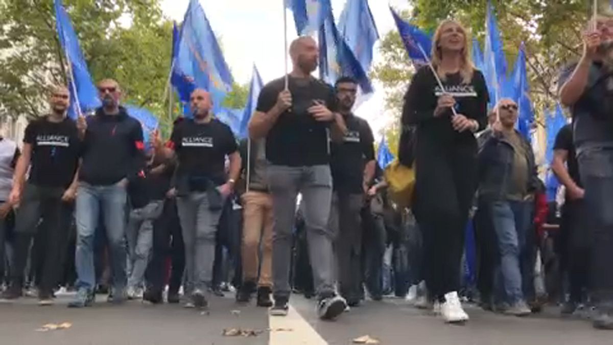Wut über hohe Selbstmordrate und Überstunden: Polizisten-Demo in Paris