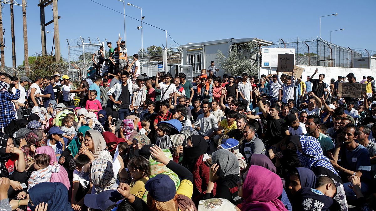 لاجئون ومهاجرون يشاركون في مظاهرة ضد الظروف المعيشية في مخيم موريا بجزيرة ليسبوس