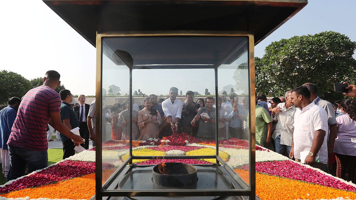 Hindistan'ın tarihi liderlerinden Gandhi doğumunun 150. yıl dönümünde dev 'plastik çıkrıkla' anıldı