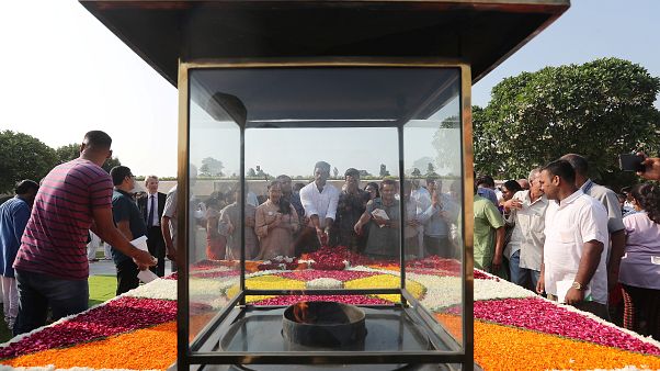 Hindistan'ın tarihi liderlerinden Gandhi doğumunun 150. yıl dönümünde dev 'plastik çıkrıkla' anıldı Hindistan'ın tarihi liderlerinden Gandhi doğumunun 150. yıl dönümünde dev 'plastik çıkrıkla' anıldı