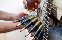 مقاتل موالي للحكومة الليبية المدعومة من الأمم المتحدة يضع الزيت على الرصاص خلال اشتباكات مع قوات موالية لخليفة حفتر في ضواحي طرابلس