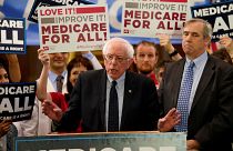Usa: problemi al cuore per Sanders, campagna sospesa