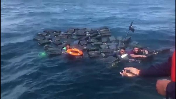 Rescatan del mar a tres narcotraficantes aferrados a una balsa de cocaína Rescatan del mar a tres narcotraficantes aferrados a una balsa de cocaína