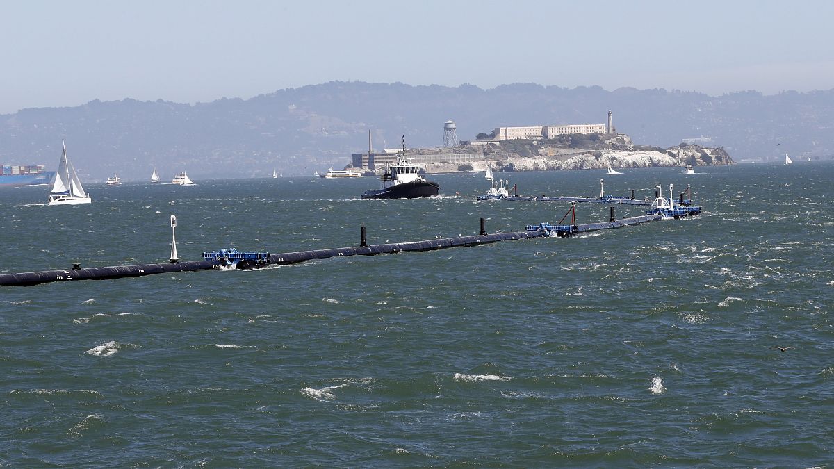 Az Ocean Cleanup nevű szerkezetet vontatja ki a projekt hajója a San Franciscó-i öbölből 2018. szeptember 9-én.