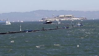 Az Ocean Cleanup nevű szerkezetet vontatja ki a projekt hajója a San Franciscó-i öbölből 2018. szeptember 9-én.