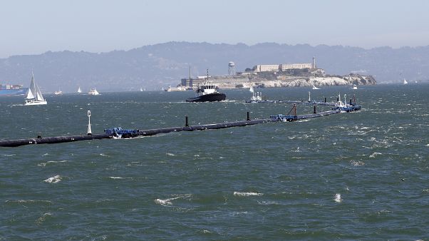 Az Ocean Cleanup nevű szerkezetet vontatja ki a projekt hajója a San Franciscó-i öbölből 2018. szeptember 9-én. Az Ocean Cleanup nevű szerkezetet vontatja ki a projekt hajója a San Franciscó-i öbölből 2018. szeptember 9-én.