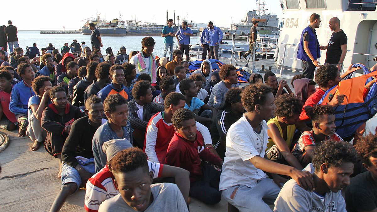 مهاجرون أفارقة أنقذهم خفر السواحل الليبي يصلون إلى مقر القاعدة البحرية في طرابلس العاصمة. 12/07/2018